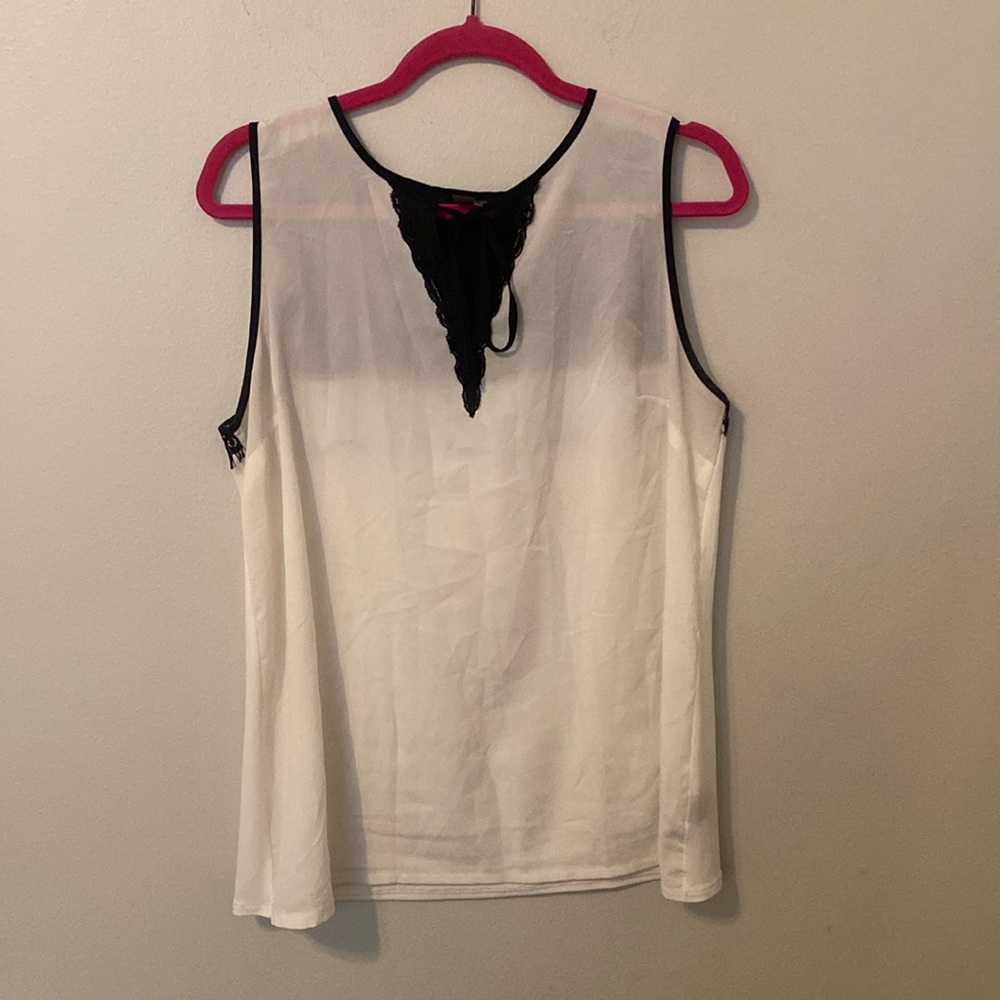 Worthington White V-Neck Sleeveless Blouse with Black Lace [Size: L]